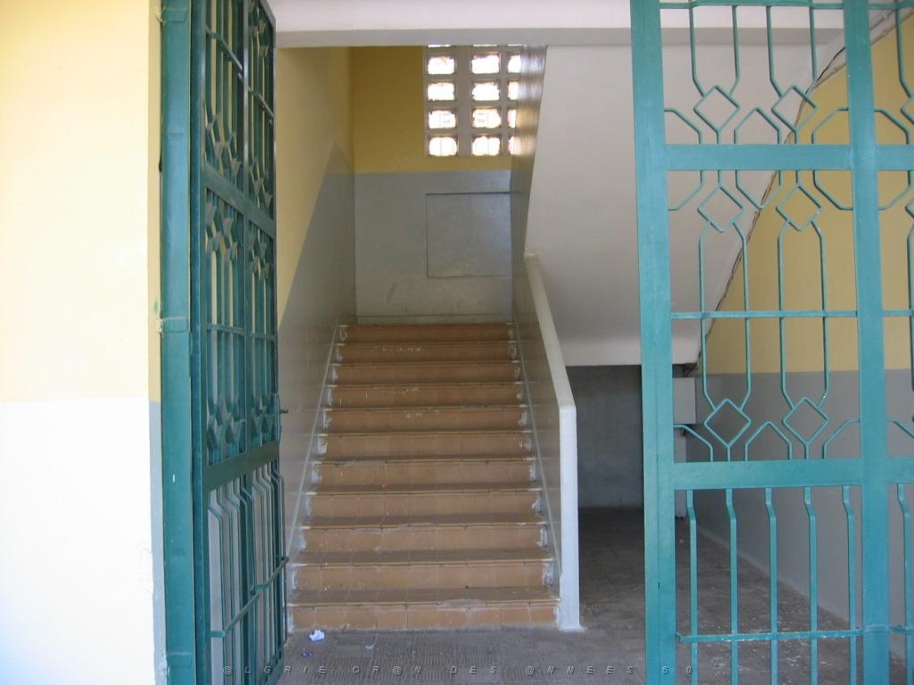 ORAN MAI 2006 G219 LES CASTORS COLLEGE CLAUDE BERNARD ACCES AUX ETAGES.JPG